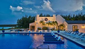 ein Resort mit einem Pool mit Liegestühlen in der Unterkunft Grand Isle Resort & Residences in Farmerʼs Hill