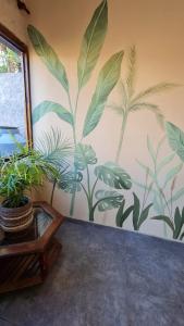 Una pared con un mural de plantas. en Departamento LOFT Centrico en San Rafael