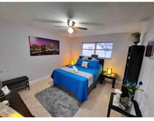 - une chambre avec un lit bleu dans l'établissement Relax 523, à Miami