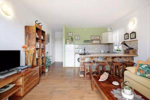 ブレーニャ・バハにあるApartamento El Zumacalのソファとテーブルのあるキッチンとリビングルーム