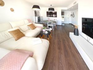 Una televisión o centro de entretenimiento en KS Toyo Golf - Kaleria Suites