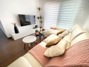 Una televisión o centro de entretenimiento en KS Toyo Golf - Kaleria Suites