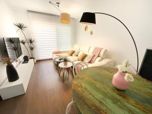 una sala de estar con una cama y un sofá en KS Toyo Golf - Kaleria Suites, en Retamar