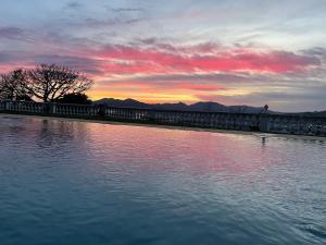 カンヌにあるVilla Soleyの夕日を背景に水