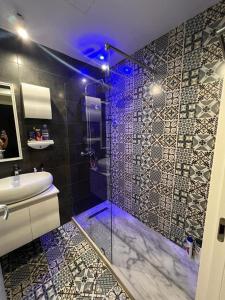 a bathroom with a glass shower and a sink at excelente apartamento en sky 17 , tanger 7 in Tangier