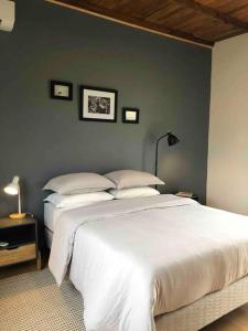 ein Schlafzimmer mit 2 Betten und einer blauen Wand in der Unterkunft La Recompensa House 