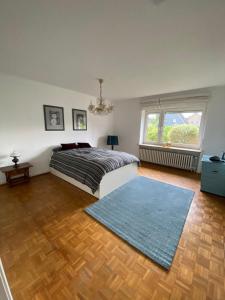 1 dormitorio con cama y alfombra azul en Gemütliches Ferienhaus, viel Platz in der Nähe der schönsten Ostseestrände, en Oldenburg in Holstein