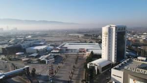 uma vista aérea de uma cidade com um edifício alto em Baia Bursa Hotel em Bursa