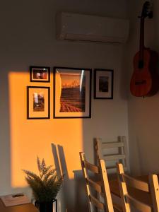 ein Esszimmer mit einem Tisch, Stühlen und einer Gitarre in der Unterkunft House Thara Studio Apartments in Štrigova