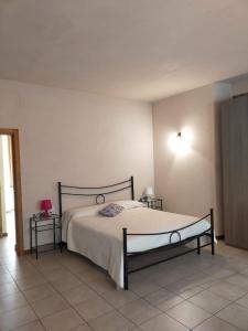 ein Schlafzimmer mit einem Bett und zwei Nachttischen in der Unterkunft Casa Grazia in Lovero Valtellino