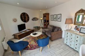 ein Wohnzimmer mit einem Sofa und einem Tisch in der Unterkunft "Ô Tour's Angels" FEBVOTTE in Tours