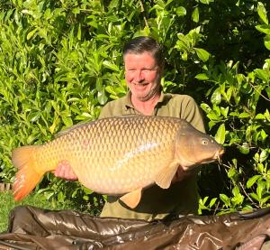 Un uomo che tiene un pesce grosso in mano di Lac Cimes a Pagéas