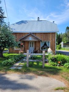 Stodoła z płotem przed nią w obiekcie Le Gîte Du Gardien Blanc w mieście Saint-David-de-Falardeau