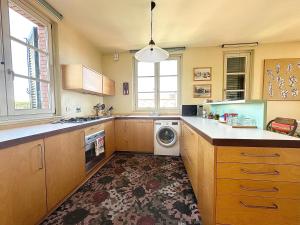 een keuken met een wasmachine en droger. bij Villa Orchidea in Pietrasanta