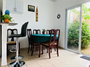 comedor con mesa verde y sillas en Casa Ecoamigable, en San Juan Opico 5 fotos más