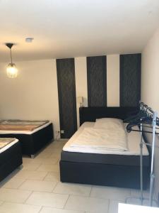 ein Zimmer mit 2 Betten und einer Kamera darin in der Unterkunft Apartment Renate Strohhöfer in Hirschaid