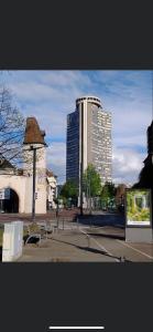 un edificio alto en una ciudad con un edificio en King size lounge 76m2 de confort au centre ville, en Mulhouse