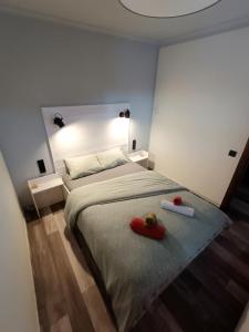 ein Schlafzimmer mit einem Bett mit zwei Spielzeugen darauf in der Unterkunft Cal Perico, tourist and climbing apartament in Camarasa