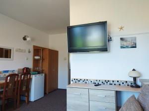 TV a/nebo společenská místnost v ubytování Dom Gościnny Nad Bałtykiem