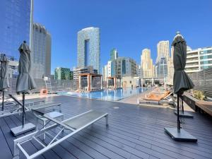 Bazén v ubytování Modern Apartment in the heart of Dubai Marina nebo v jeho okolí