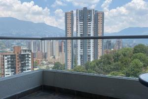 - un balcon offrant une vue sur la ville dans l'établissement Acogedor monoambiente Sabaneta, à Sabaneta