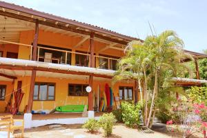 為諾拉海灘的住宿－Venao Surf Lodge，旁边设有冲浪板的房子