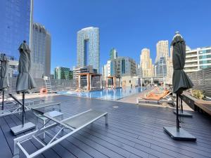 Bazén v ubytování Modern Apartment in the heart of Dubai Marina nebo v jeho okolí