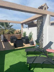 Ogród w obiekcie Przytulny Apartament 100m od plaży