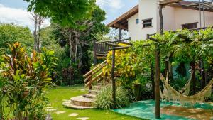 una casa con un jardín con una hamaca en el patio en Chamame - Pousada em Bonito en Bonito