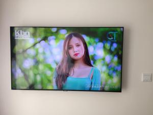 a flat screen tv hanging on a wall at Vinhome Grand Park Homestay-HappyStay in Gò Công