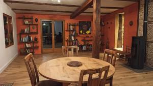 uma sala de jantar com uma mesa de madeira e cadeiras em L'Arbre penché em Bassoues