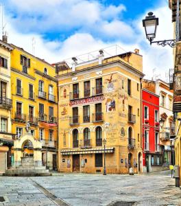 een groep gebouwen in een stadsstraat bij Casa Elce in Iglesias