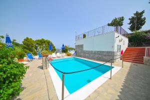 Bazén v ubytování Hotel Parco Cartaromana nebo v jeho okolí