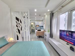 ein Schlafzimmer mit einem großen grünen Bett und einem großen Fenster in der Unterkunft MơMơ Residence in Ho-Chi-Minh-Stadt