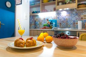 uma mesa com um prato de pastelaria e uma taça de fruta em Boho House 4 in camp Terme Catez em Catez ob Savi