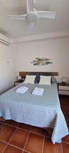 - une chambre avec un lit et une couette bleue dans l'établissement Siente el relax., à Alcossebre