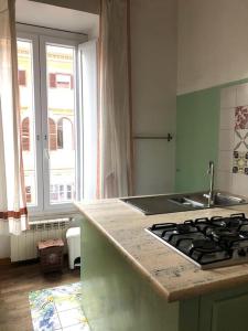 una cocina con estufa y encimera en Large apartment in Rome city center, en Roma 12 fotos más