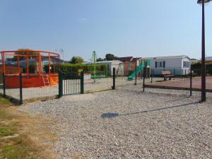 park z placem zabaw z huśtawką w obiekcie belle étoile w mieście Biville-sur-Mer