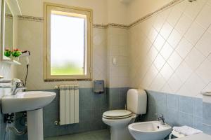 een badkamer met een toilet en een wastafel bij Villetta Mari e Amuri in Giardini Naxos