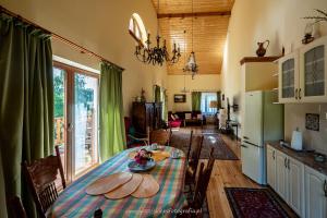 uma sala de jantar com uma mesa com chapéus em Ranczo w Rabe em Comuna de Czarna