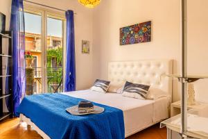 een slaapkamer met een bed en een tafel met een hoed erop bij Villetta Mari e Amuri in Giardini Naxos