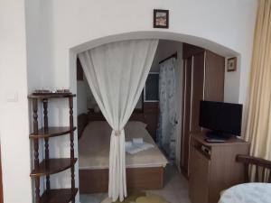 A bed or beds in a room at Къща за гости ЕЛЕНИ