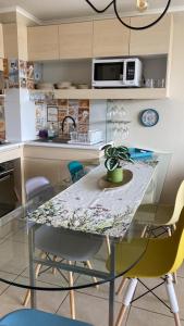 a kitchen with a table with chairs and a counter top at RESETEATE EN FAMILIA ALGARROBO in Algarrobo