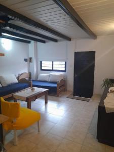 sala de estar con sofá y mesa en Departamento Costanera en Gualeguaychú