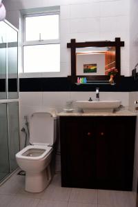 y baño con aseo y lavamanos. en Twin Villa Red, en Nuwara Eliya