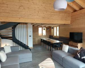 sala de estar con sofá y mesa en Bio Corti Spa 12 personnes, en Champagny-en-Vanoise