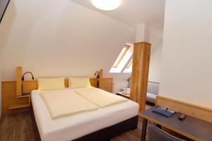 Postel nebo postele na pokoji v ubytování Hotel Gasthof Krone