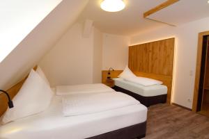 Postel nebo postele na pokoji v ubytování Hotel Gasthof Krone