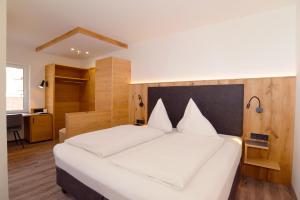 Postel nebo postele na pokoji v ubytování Hotel Gasthof Krone