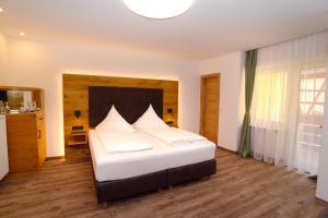 Postel nebo postele na pokoji v ubytování Hotel Gasthof Krone